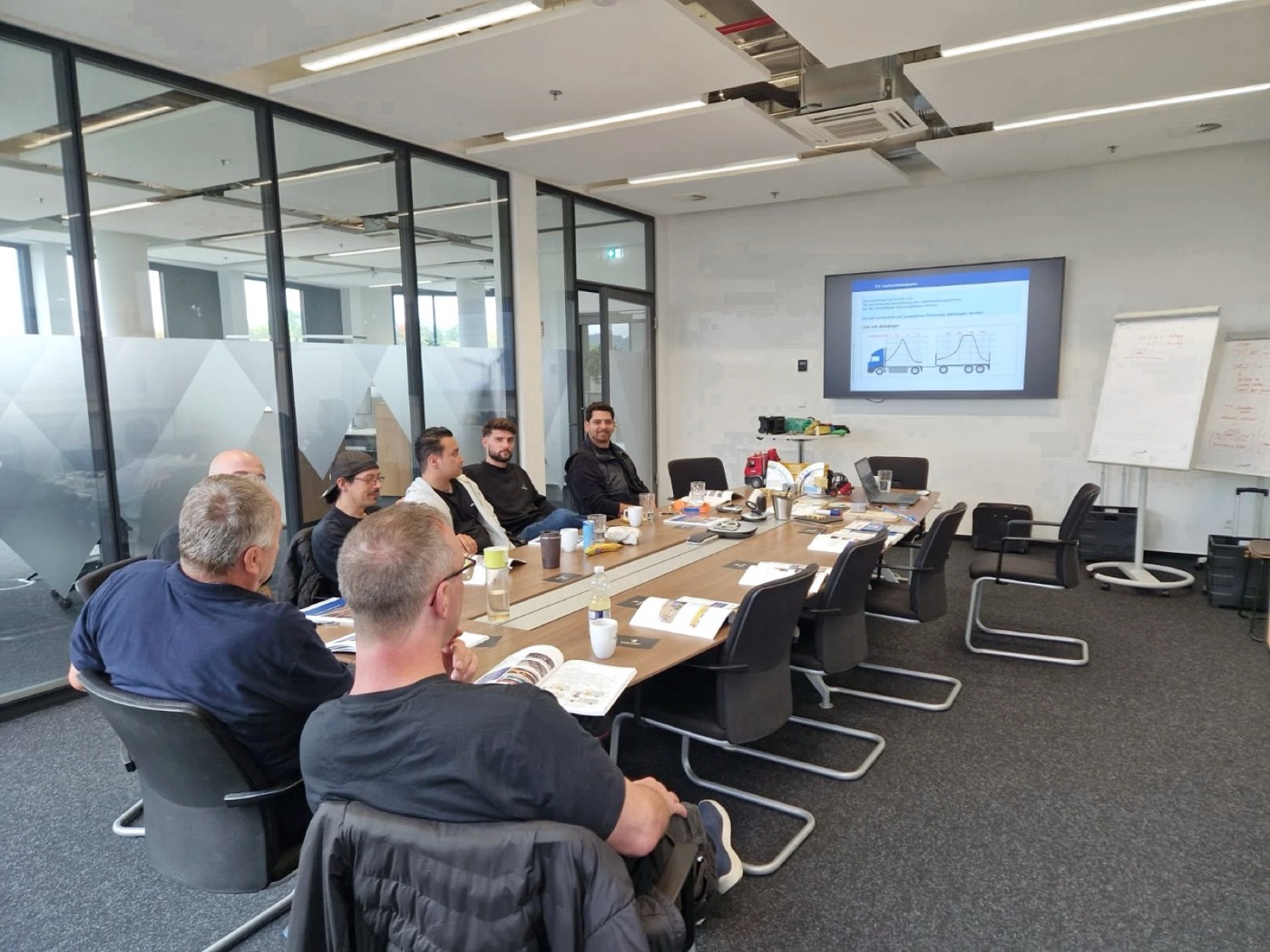 Besprechung und Unterweisung im Konferenzraum eines Kunden