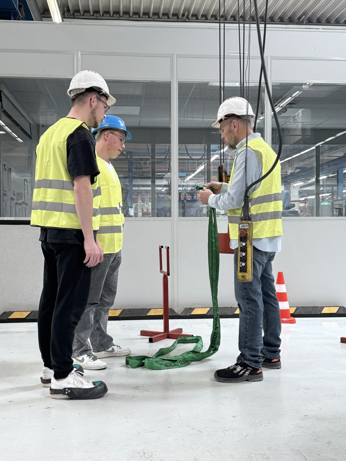 Anschlägerschulung mit Rundschlinge in der Halle