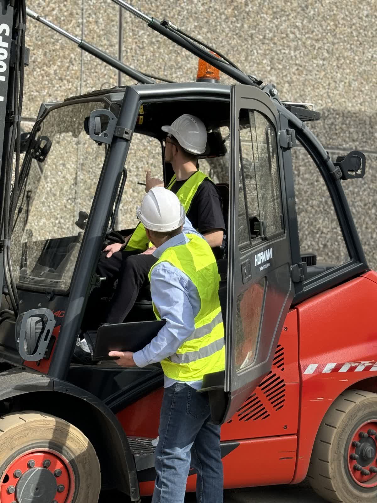 Gabelstaplerschulung mit Teilnehmern in der Praxis
